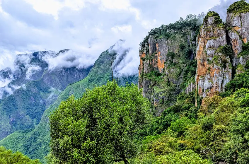 pillar rocks kodaikanal misty mountains view