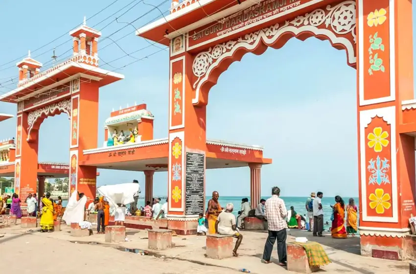 agniteertham beach rameshwaram arch and pilgrims
