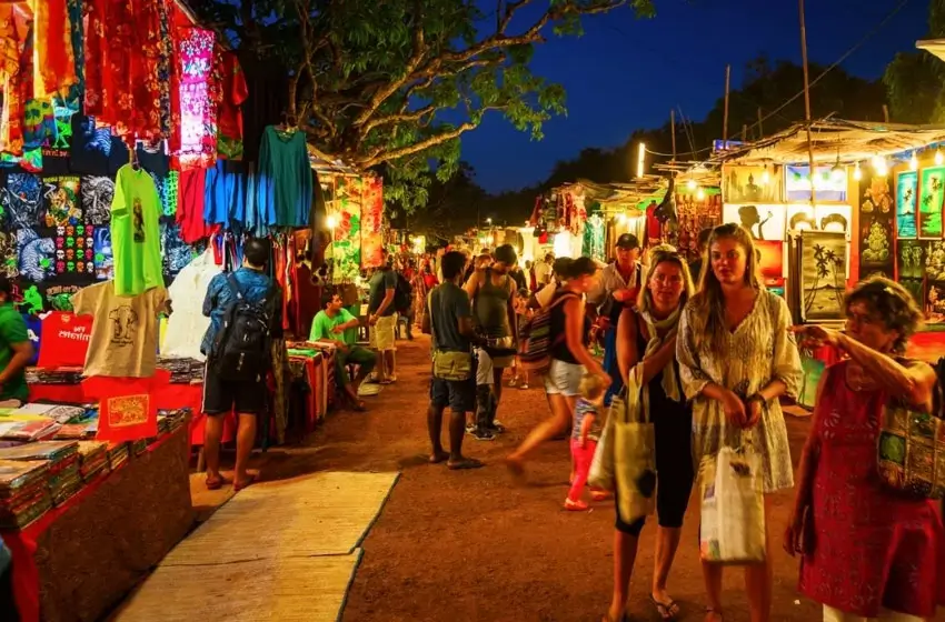 anjuna flea market goa night stalls and crowd