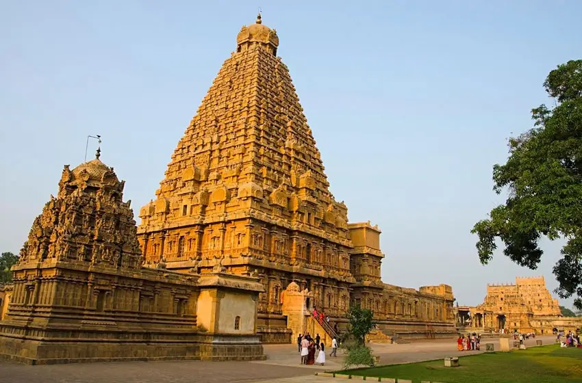 Brihadeeswara temple thanjavur chola architecture