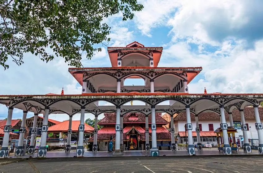 Ettumanoor mahadeva temple pillared entrance mandapam