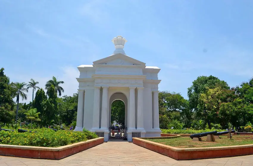 Historic colonial war memorial arch Fort St. George