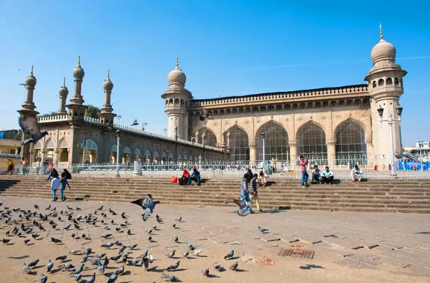 hyderabad mecca masjid courtyard pigeons facade