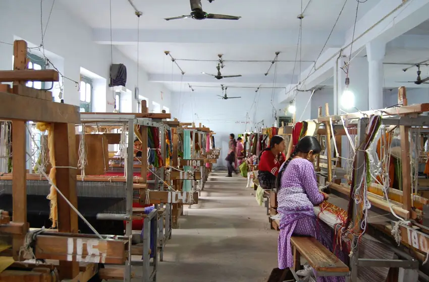 kanchipuram-silk-weaving-handlooms-traditional-craft.webp