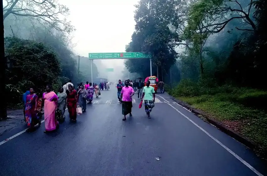 Kumily town bustling misty road and beautifull town