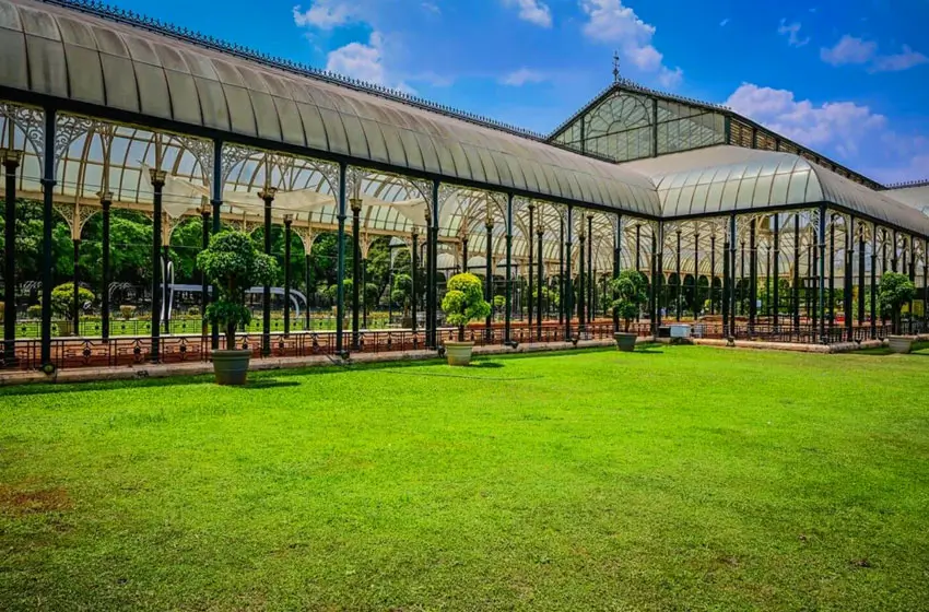 lalbagh botanical garden glass house and lawn