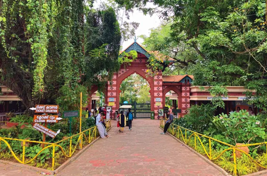 thiruvananthapuram zoo entrance gate and walkway