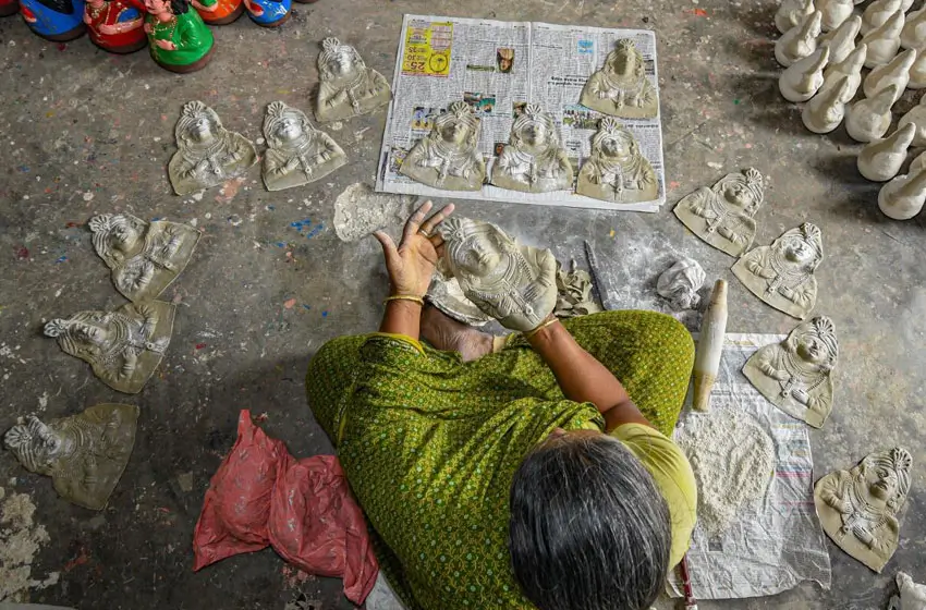 Traditional-artisan-crafting-terracotta-dolls-and-reliefs